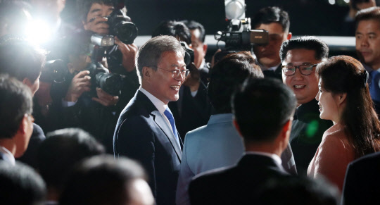 문재인 대통령과 부인 김정숙 여사가 27일 경기도 파주 판문점 평화의집 앞에서 김정은 북한 국무위원장과 부인 리설주 여사를 환송하고 있다. 한국공동사진기자단.